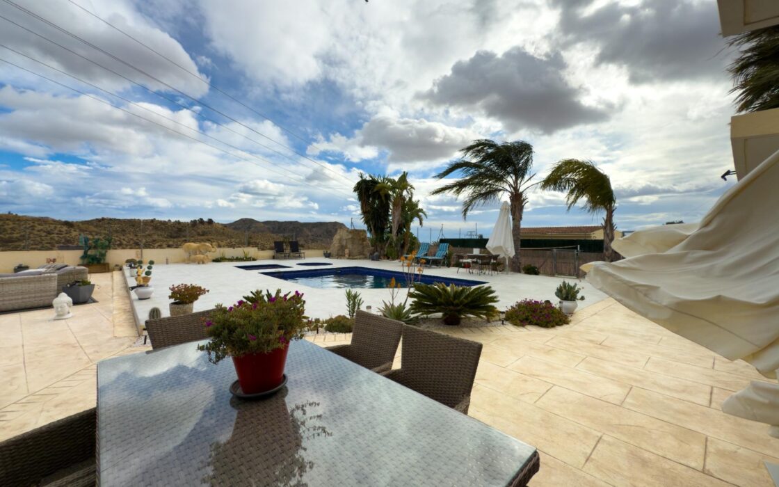 Просторная вилла с бассейном в Хихоне на 3600 кв.м.