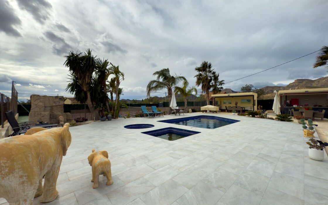 Просторная вилла с бассейном в Хихоне на 3600 кв.м.