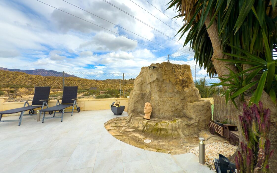 Просторная вилла с бассейном в Хихоне на 3600 кв.м.