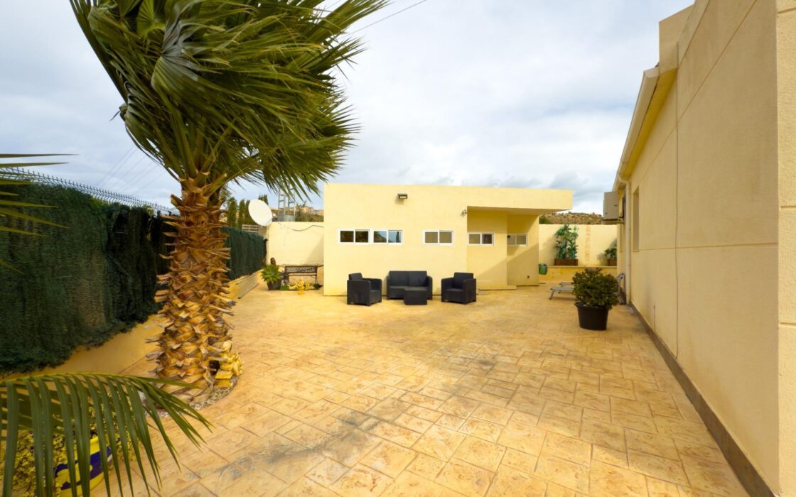 Просторная вилла с бассейном в Хихоне на 3600 кв.м.