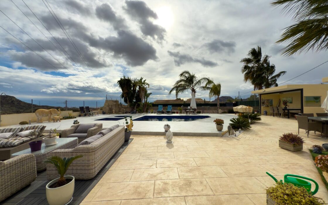 Просторная вилла с бассейном в Хихоне на 3600 кв.м.