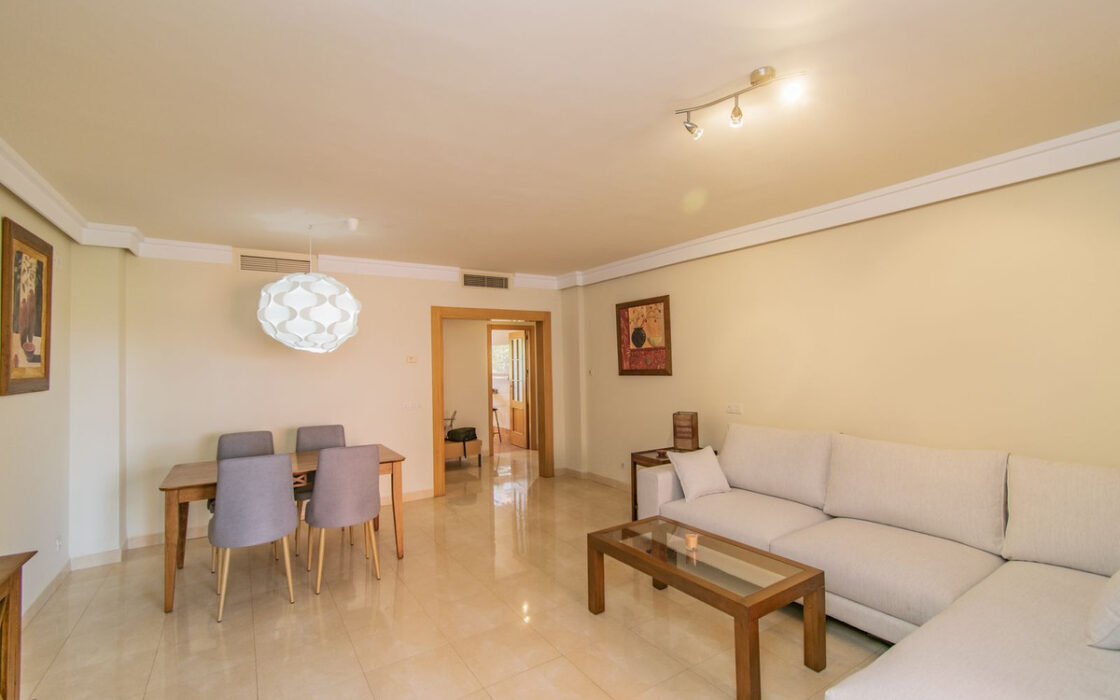 Эксклюзивная резиденция у моря в Эстепоне 130 кв.м с террасой