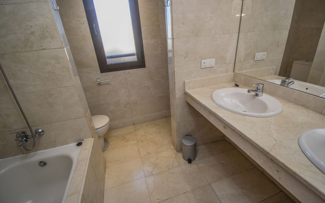 Эксклюзивная резиденция у моря в Эстепоне 130 кв.м с террасой