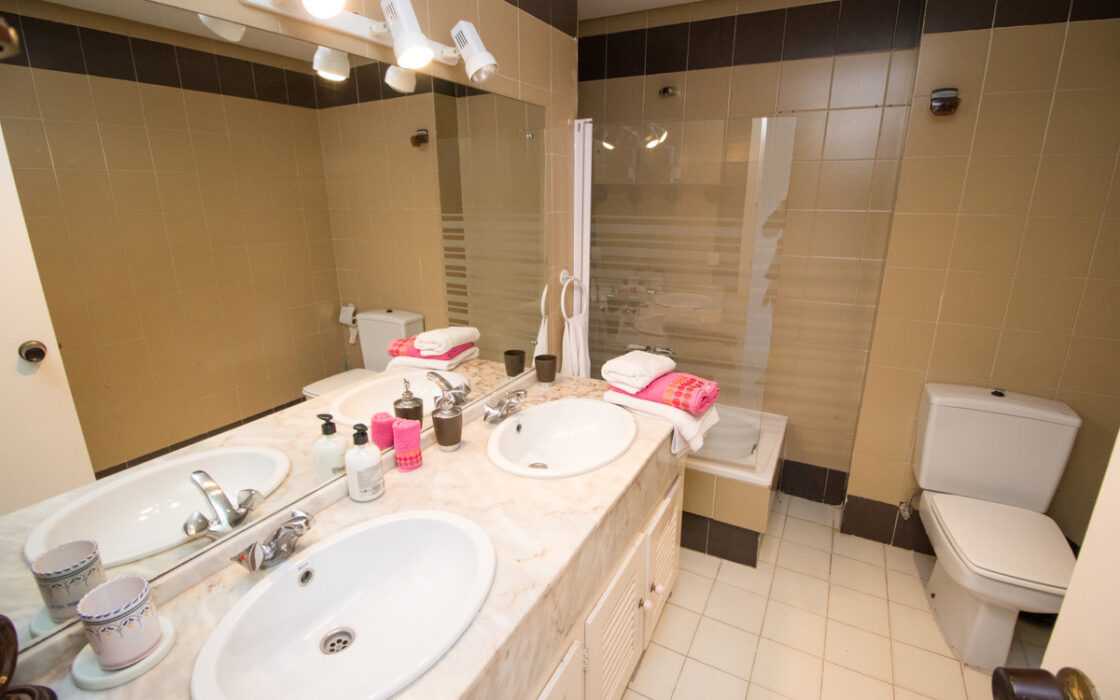 Квартира с 2 спальнями в Дукесе у пляжа 91 кв.м с террасой