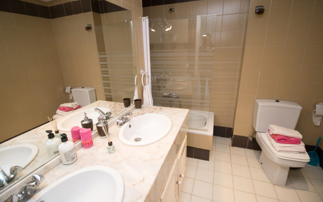 Квартира с 2 спальнями в Дукесе у пляжа 91 кв.м с террасой