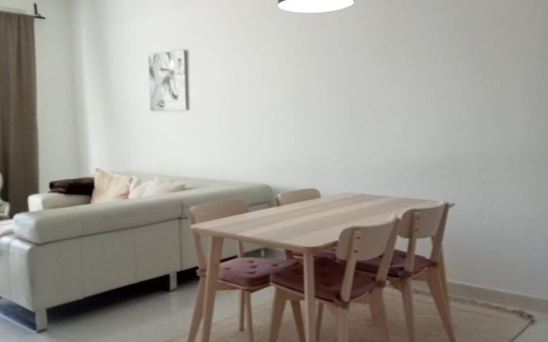 Элегантные апартаменты с террасой в Эстепоне 139 кв.м.