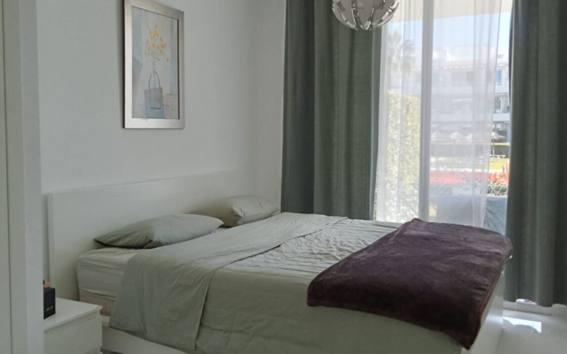 Элегантные апартаменты с террасой в Эстепоне 139 кв.м.