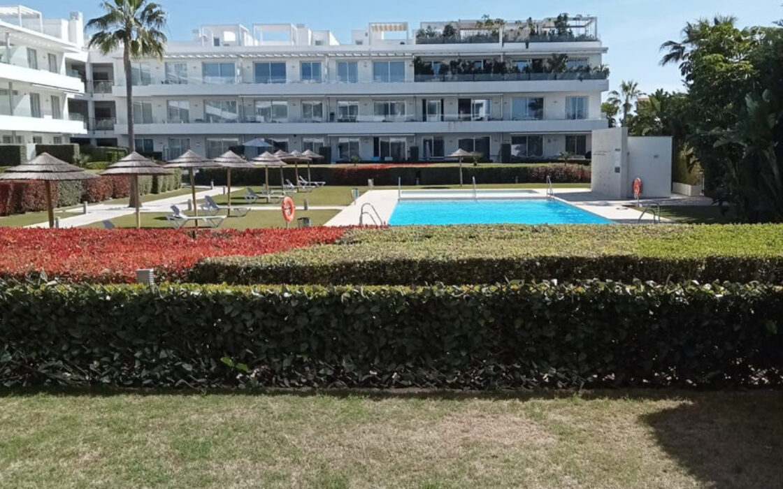 Элегантные апартаменты с террасой в Эстепоне 139 кв.м.