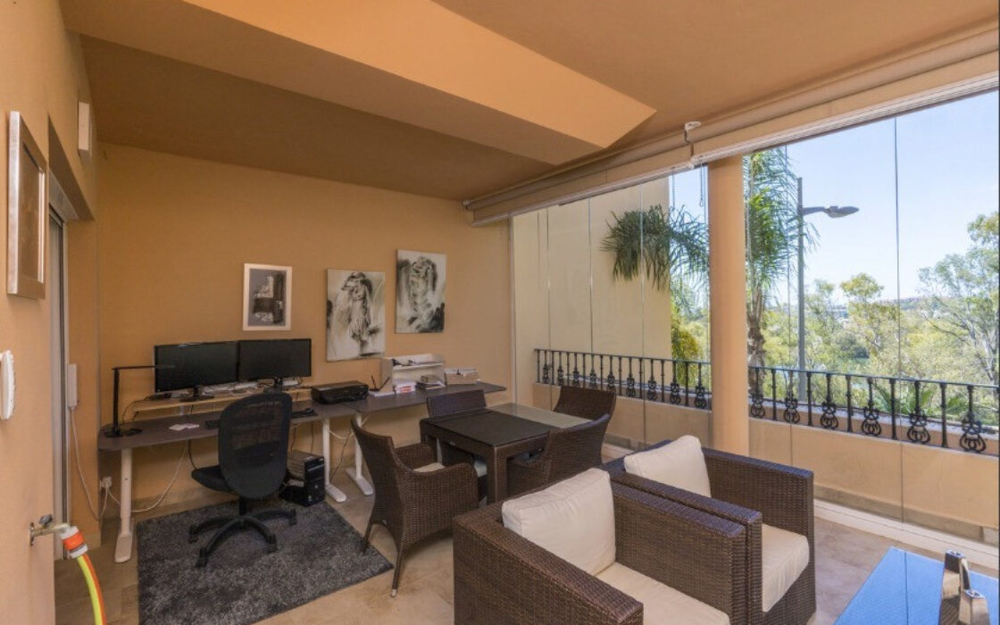 Сучасні апартаменти 110 кв.м з терасою в Естепоні