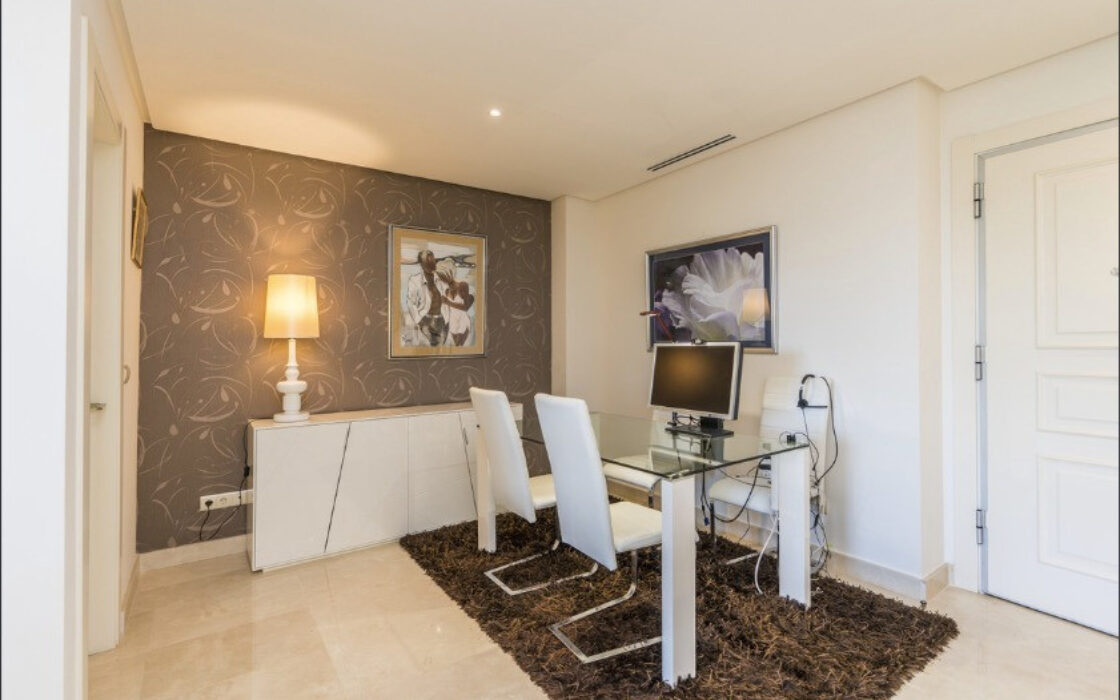 Сучасні апартаменти 110 кв.м з терасою в Естепоні