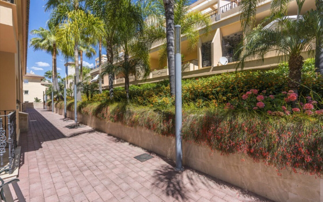 Сучасні апартаменти 110 кв.м з терасою в Естепоні