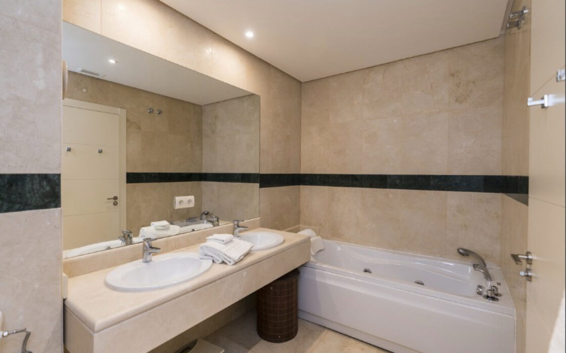 Сучасні апартаменти 110 кв.м з терасою в Естепоні