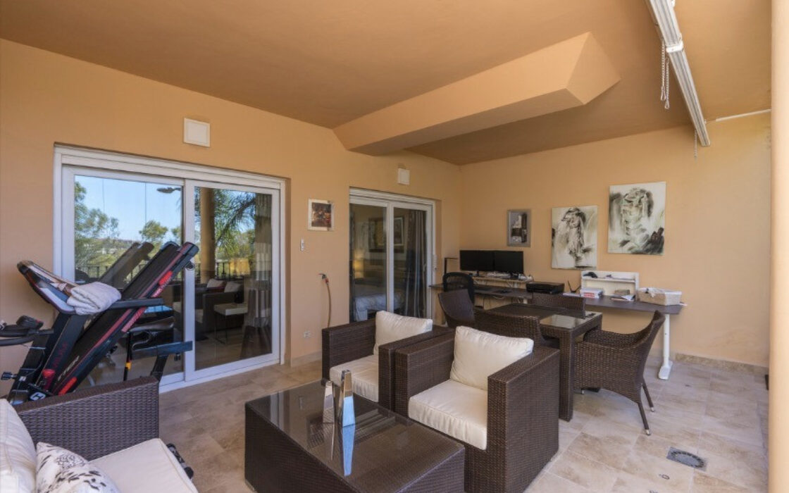 Сучасні апартаменти 110 кв.м з терасою в Естепоні