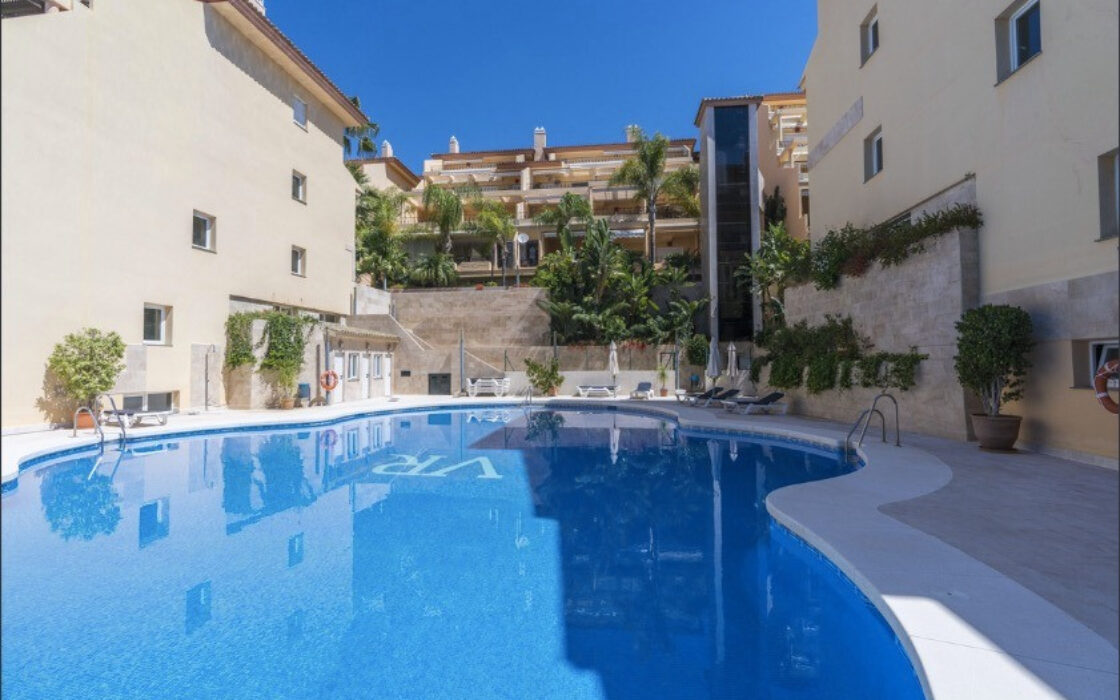 Сучасні апартаменти 110 кв.м з терасою в Естепоні