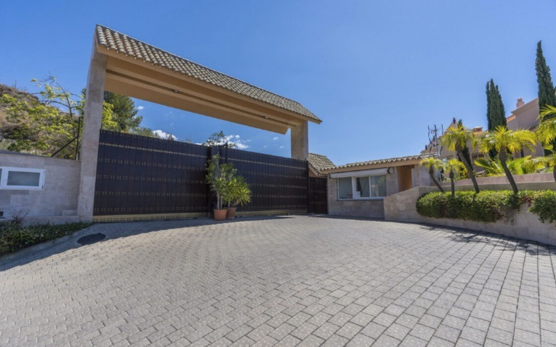 Сучасні апартаменти 110 кв.м з терасою в Естепоні