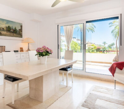 Елегантні апартаменти 160 кв.м з терасою біля моря в Коста-дель-Соль