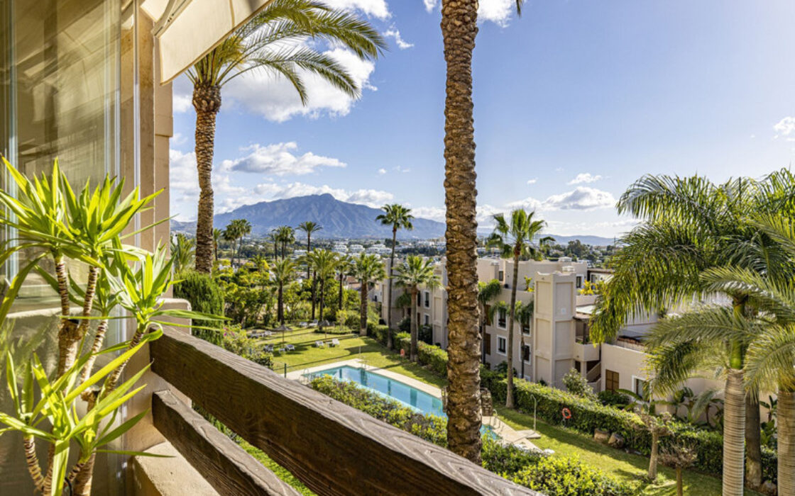 Квартира 133 кв.м з терасою в Estepona біля моря