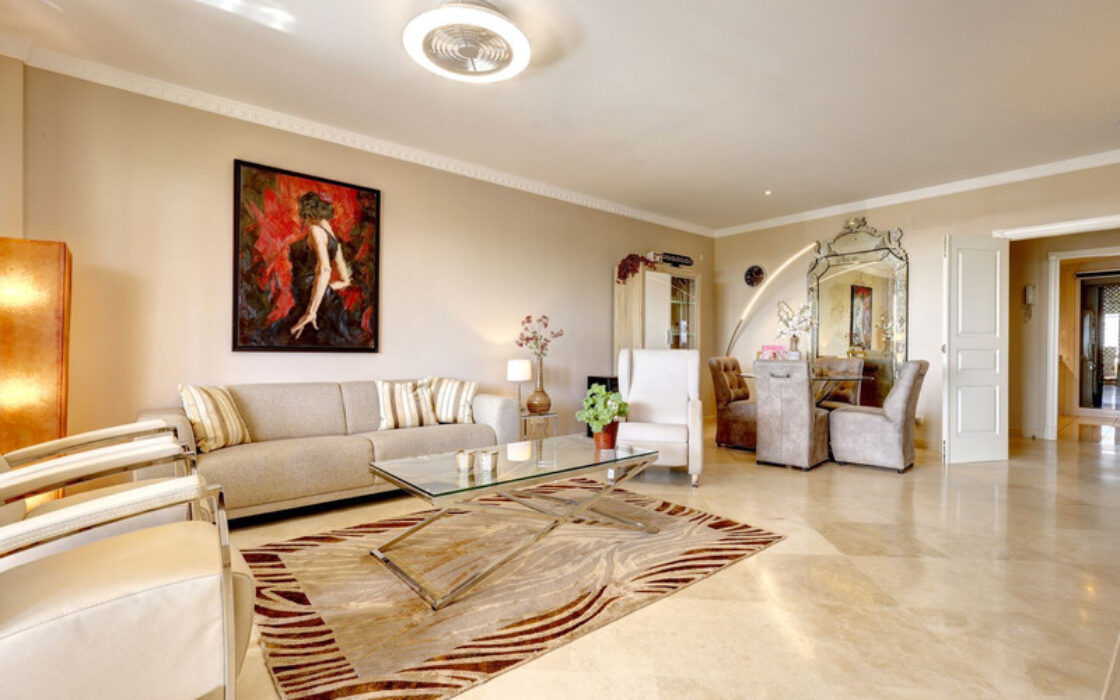 Квартира 133 кв.м з терасою в Estepona біля моря