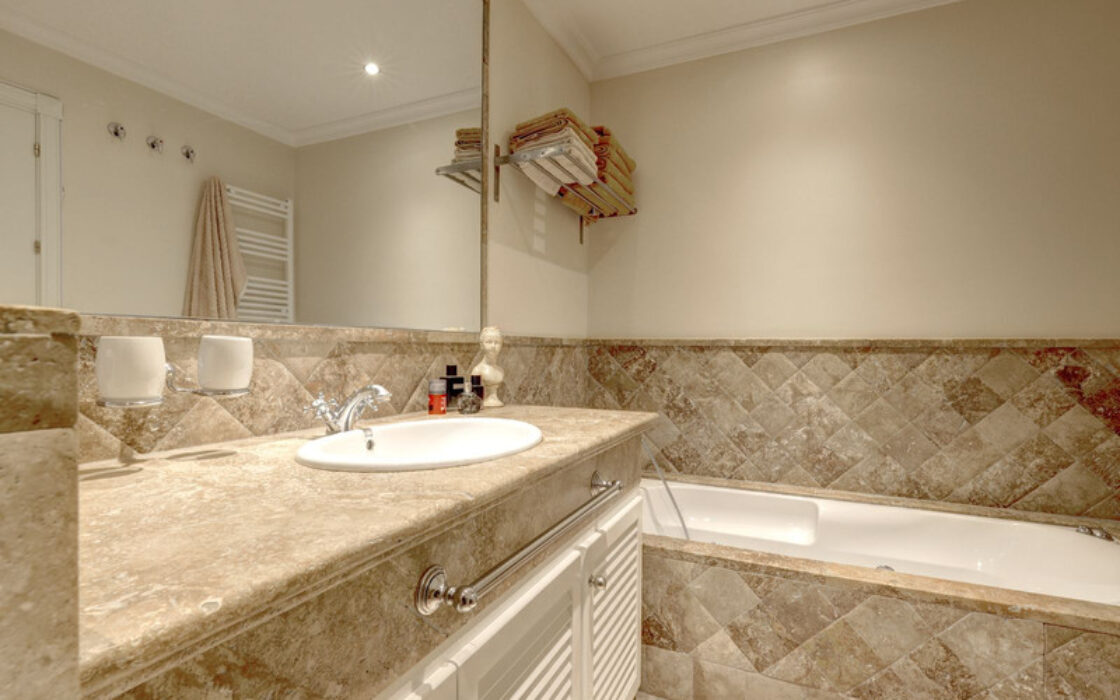 Квартира 133 кв.м з терасою в Estepona біля моря