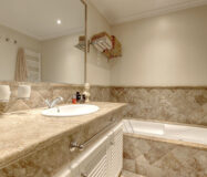 Квартира 133 кв.м з терасою в Estepona біля моря