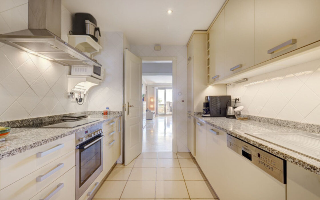 Квартира 133 кв.м з терасою в Estepona біля моря