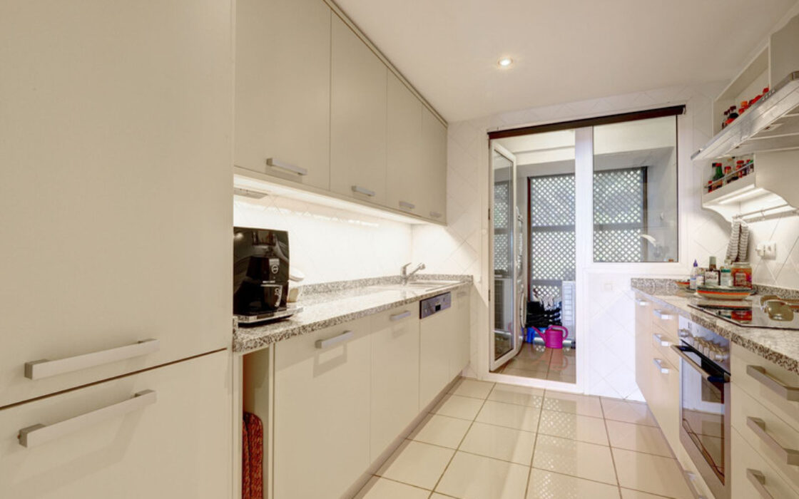 Квартира 133 кв.м з терасою в Estepona біля моря