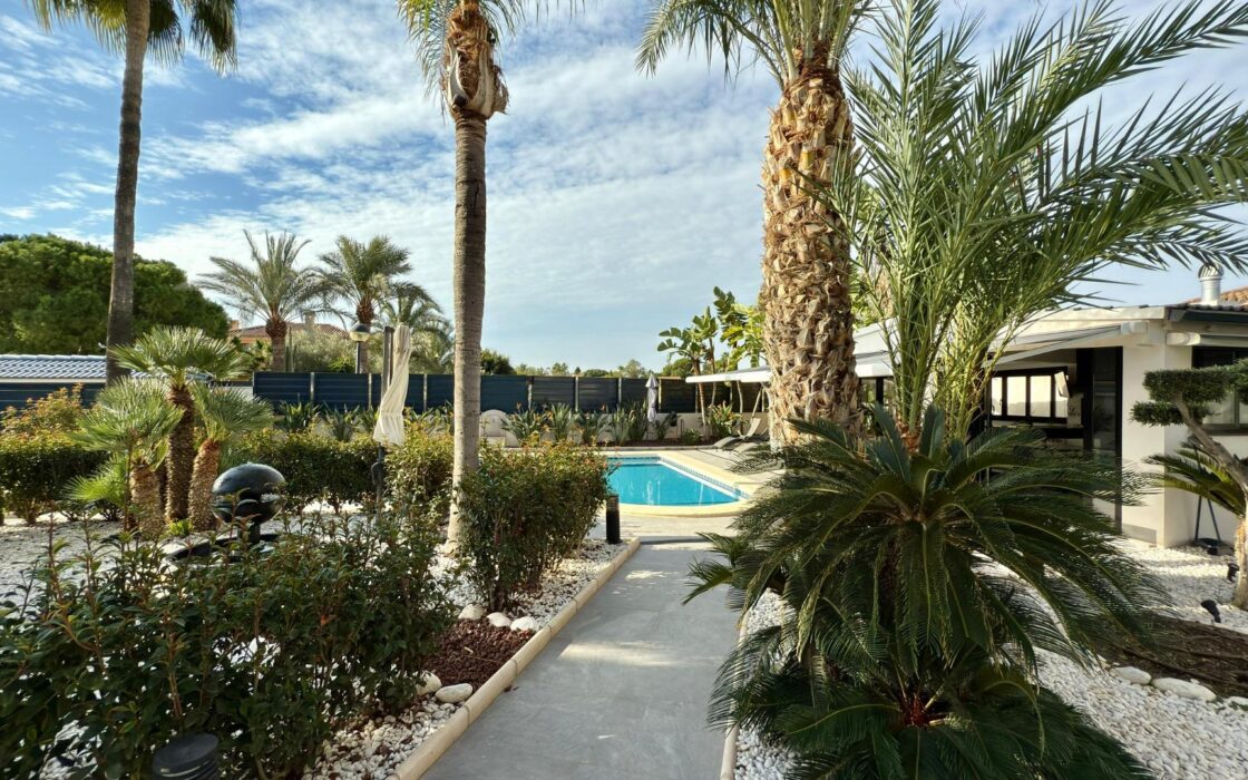 Отдельная вилла с бассейном в Сан-Хуан-де-Аликанте 360 кв.м