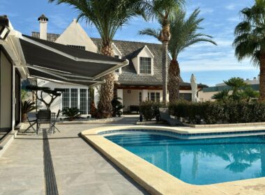 Отдельная вилла с бассейном в Сан-Хуан-де-Аликанте 360 кв.м