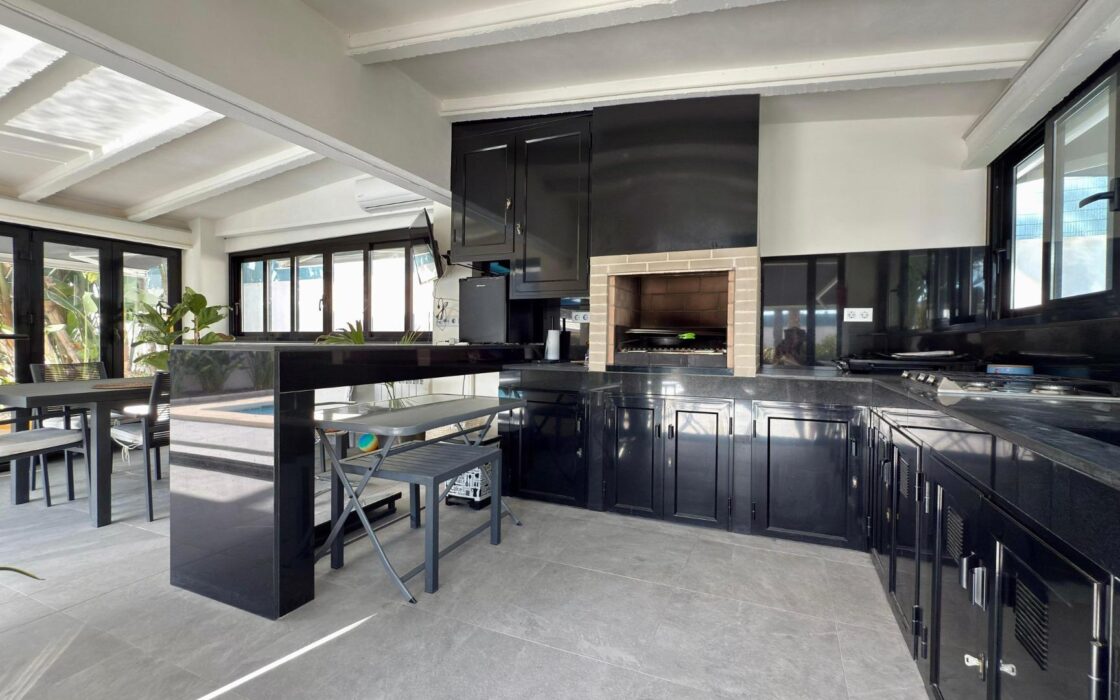 Отдельная вилла с бассейном в Сан-Хуан-де-Аликанте 360 кв.м