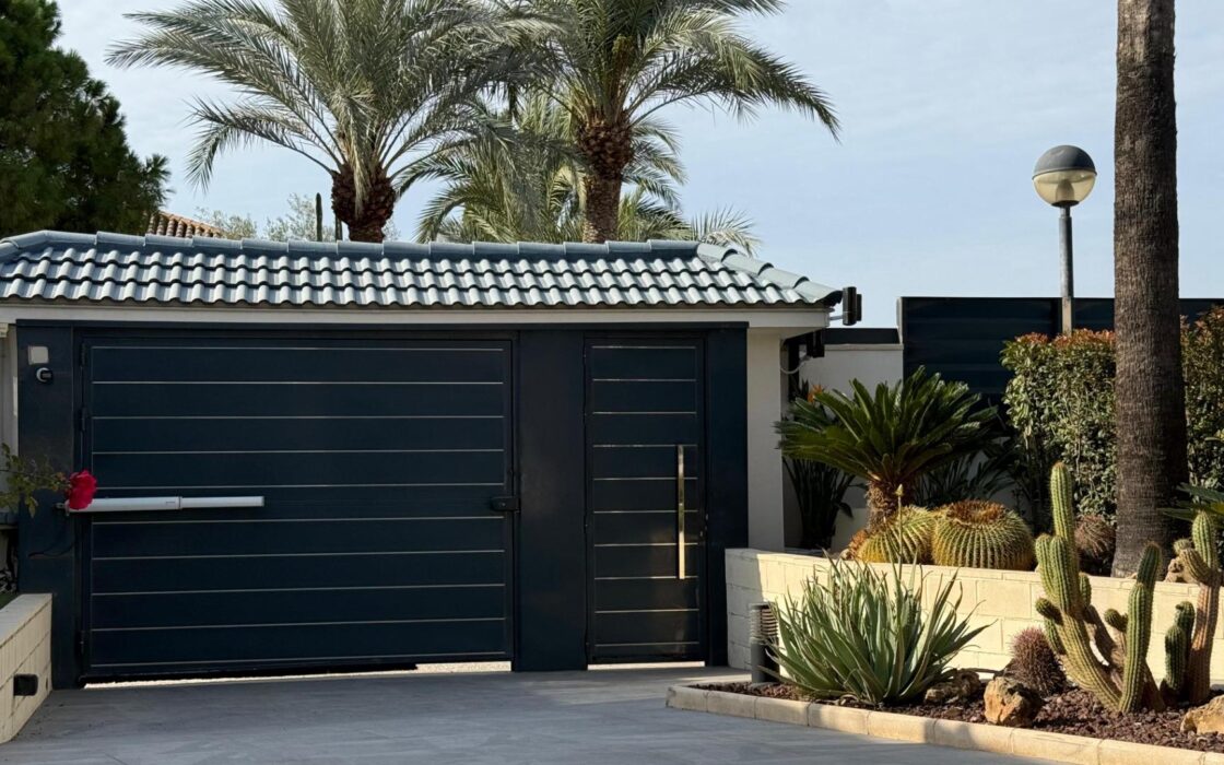 Отдельная вилла с бассейном в Сан-Хуан-де-Аликанте 360 кв.м