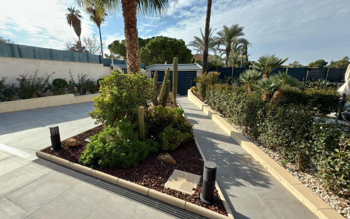 Отдельная вилла с бассейном в Сан-Хуан-де-Аликанте 360 кв.м