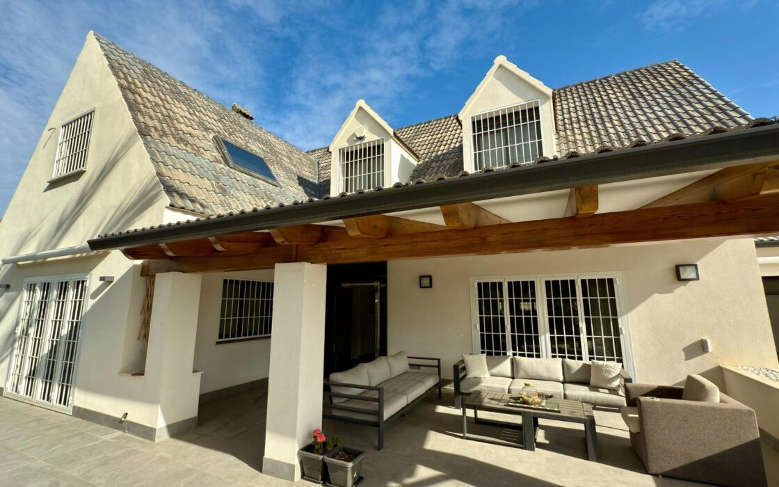 Отдельная вилла с бассейном в Сан-Хуан-де-Аликанте 360 кв.м