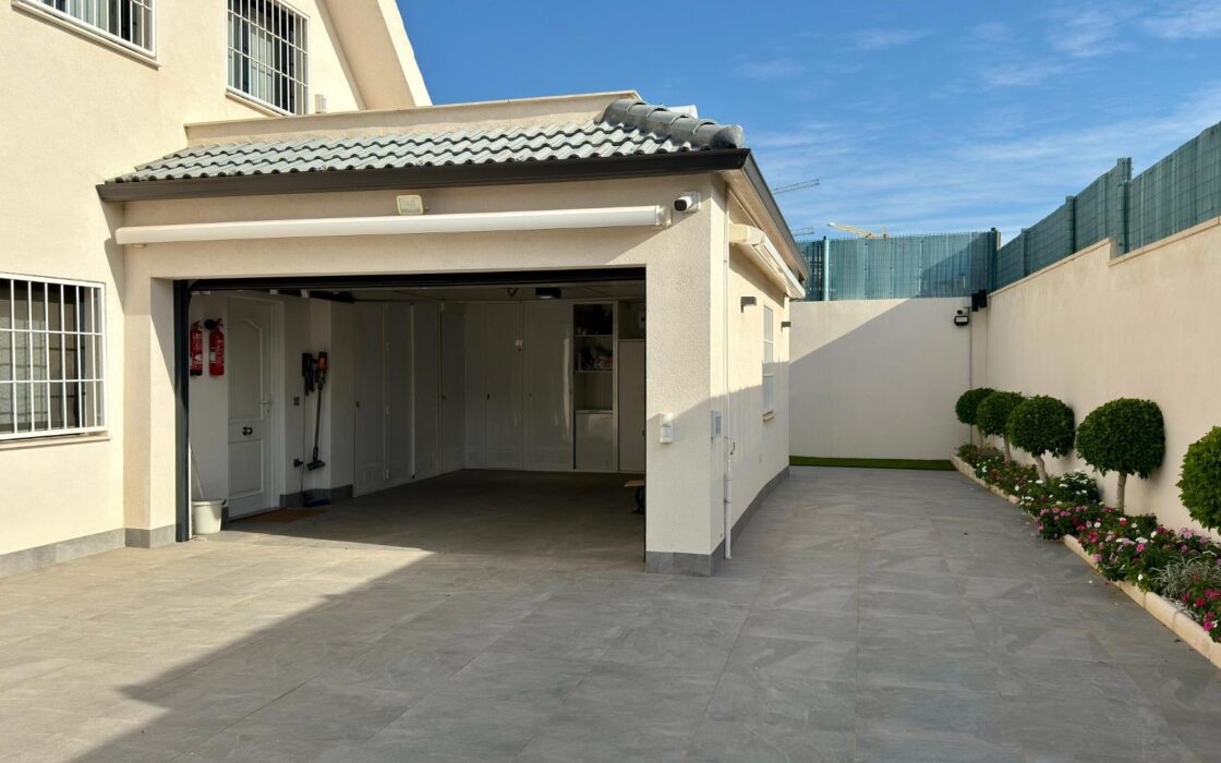 Отдельная вилла с бассейном в Сан-Хуан-де-Аликанте 360 кв.м