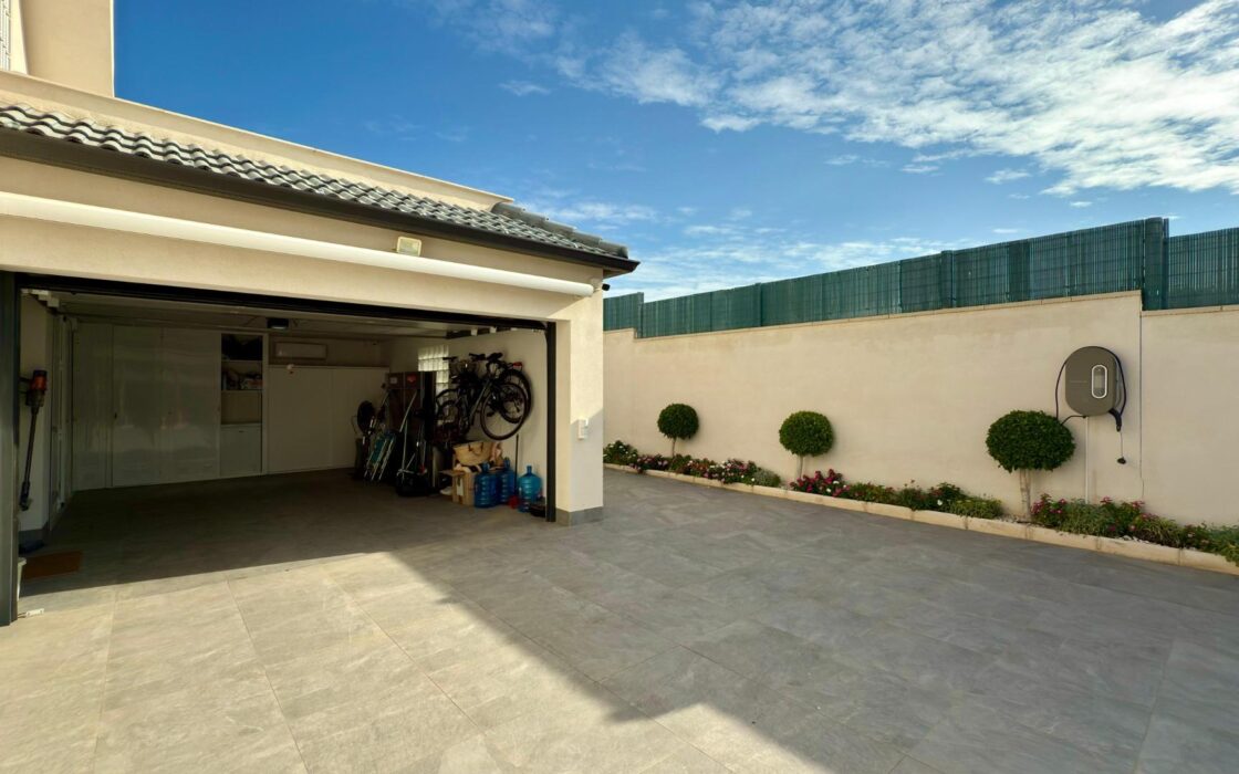 Отдельная вилла с бассейном в Сан-Хуан-де-Аликанте 360 кв.м