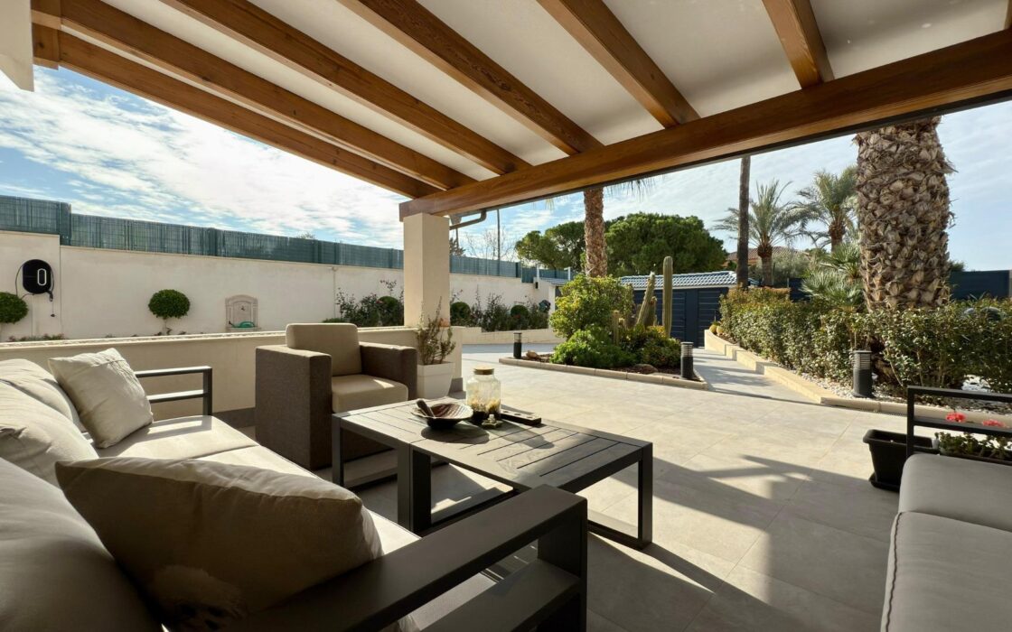 Отдельная вилла с бассейном в Сан-Хуан-де-Аликанте 360 кв.м