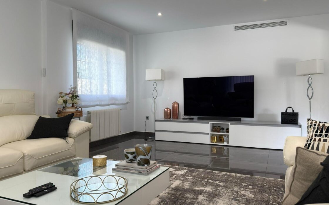 Отдельная вилла с бассейном в Сан-Хуан-де-Аликанте 360 кв.м