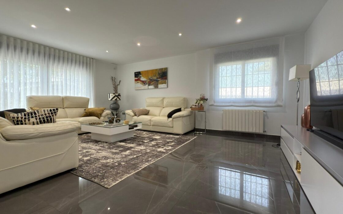 Отдельная вилла с бассейном в Сан-Хуан-де-Аликанте 360 кв.м