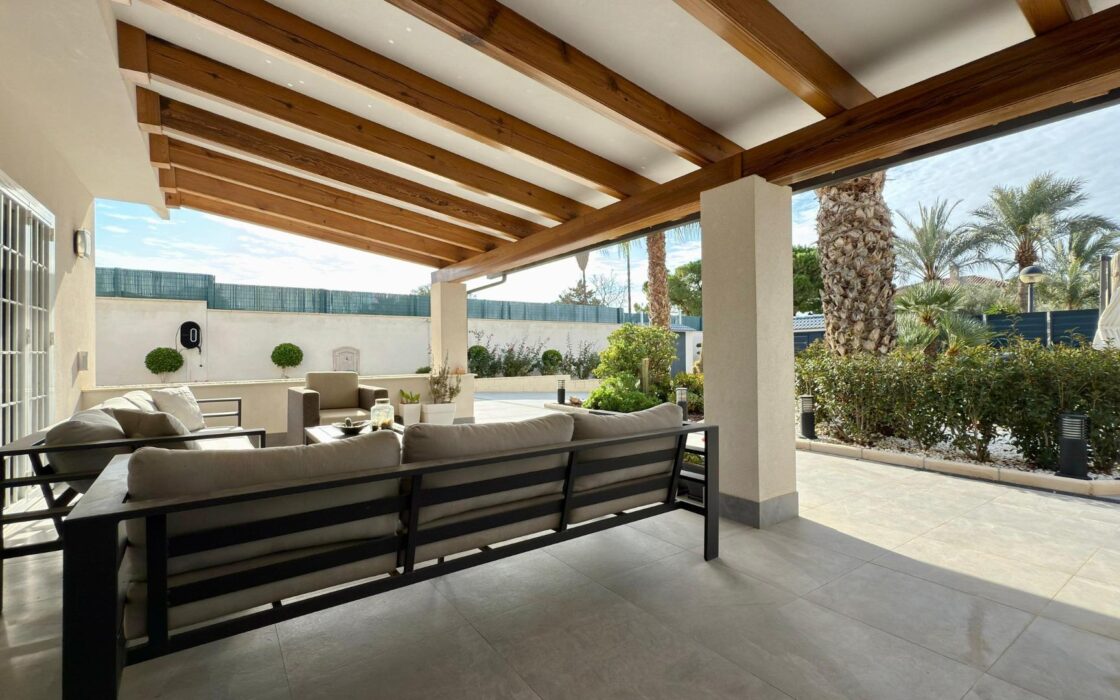 Отдельная вилла с бассейном в Сан-Хуан-де-Аликанте 360 кв.м