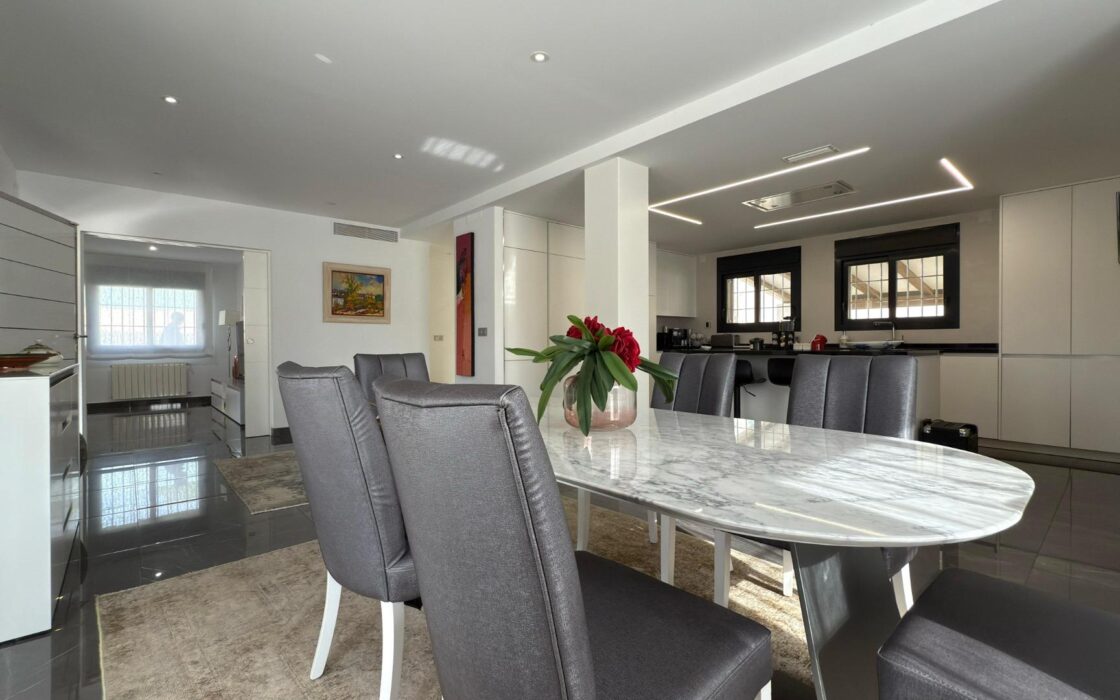 Отдельная вилла с бассейном в Сан-Хуан-де-Аликанте 360 кв.м