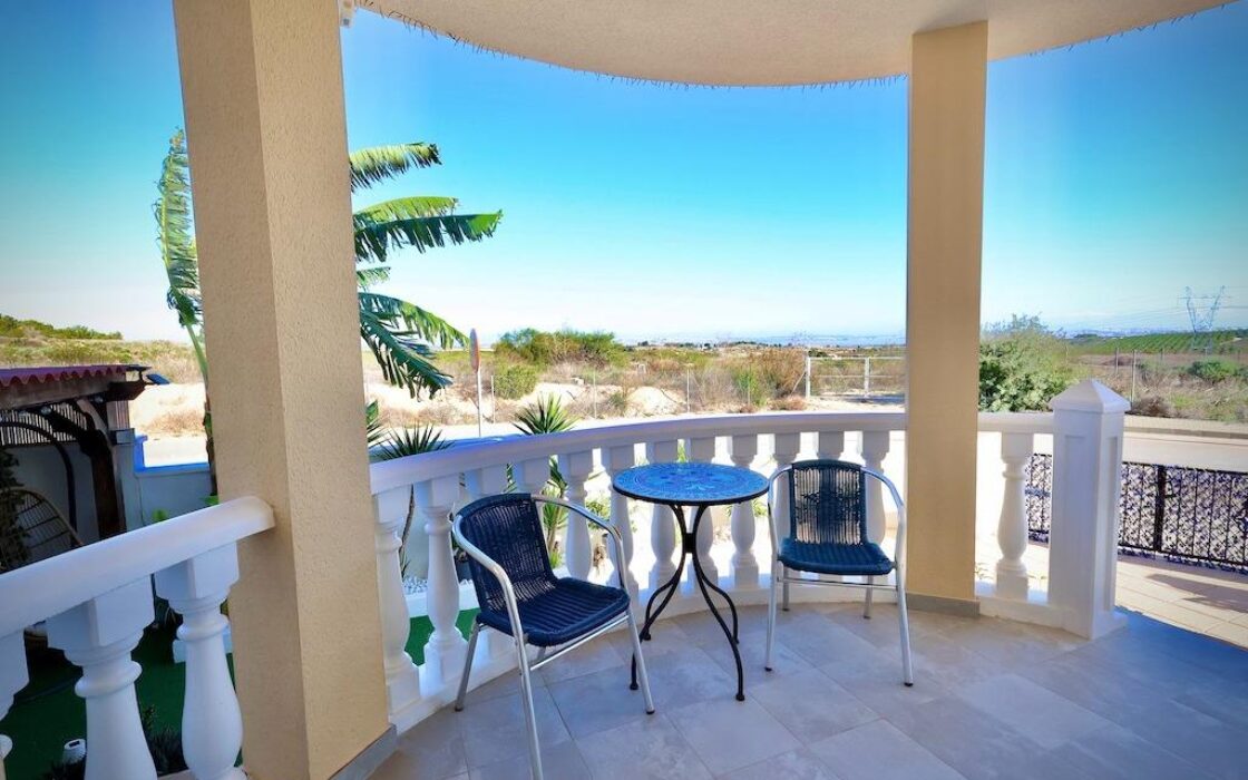 Дом в San Miguel de Salinas 163 кв.м с бассейном и террасой