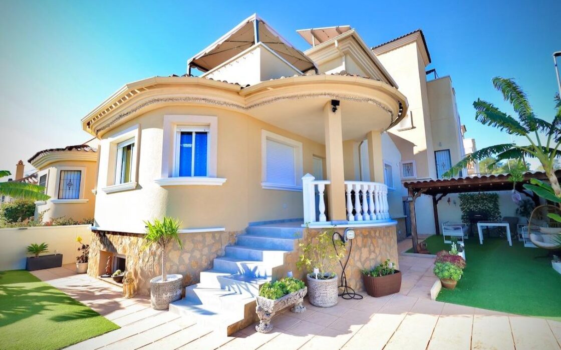 Дом в San Miguel de Salinas 163 кв.м с бассейном и террасой