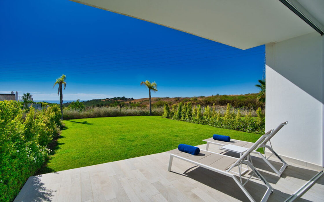 Квартира з терасою 106 кв.м на першому поверсі в Естепоні