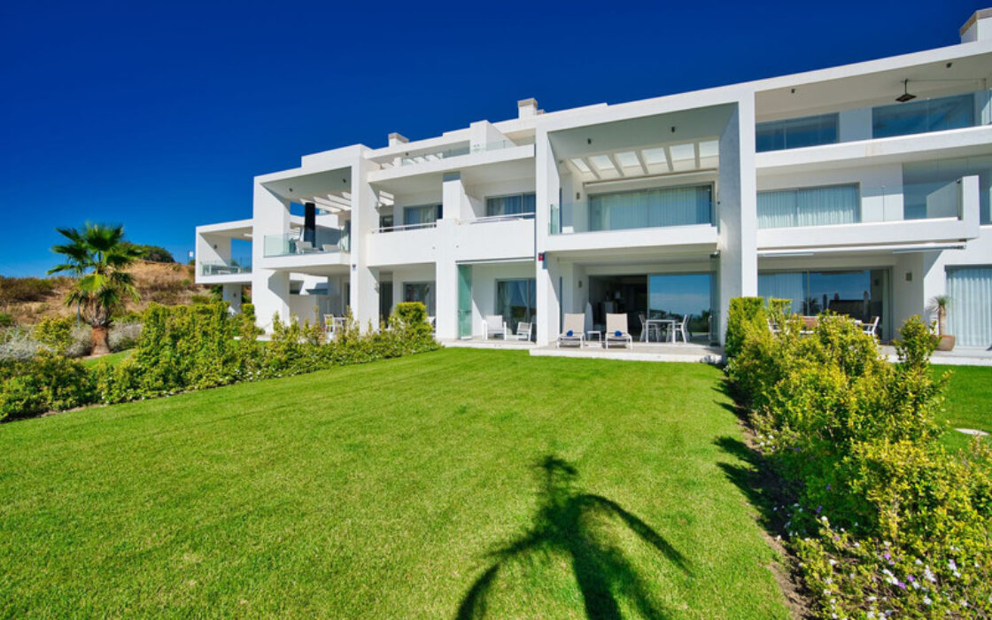 Квартира з терасою 106 кв.м на першому поверсі в Естепоні