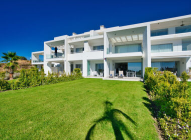 Квартира з терасою 106 кв.м на першому поверсі в Естепоні