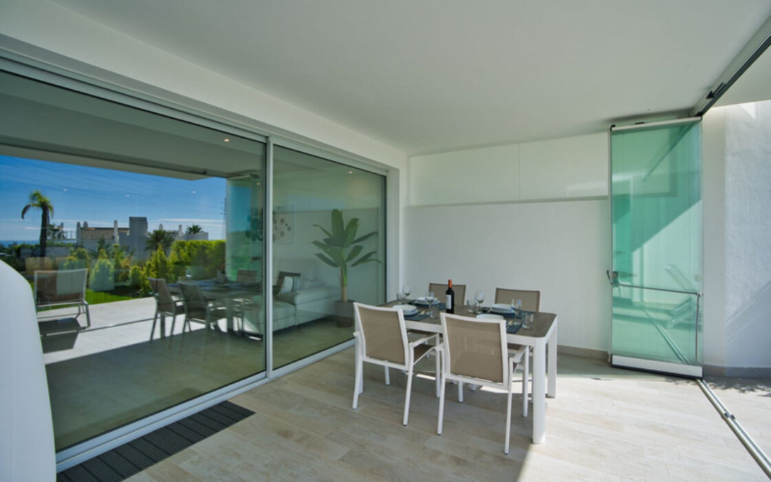 Квартира з терасою 106 кв.м на першому поверсі в Естепоні