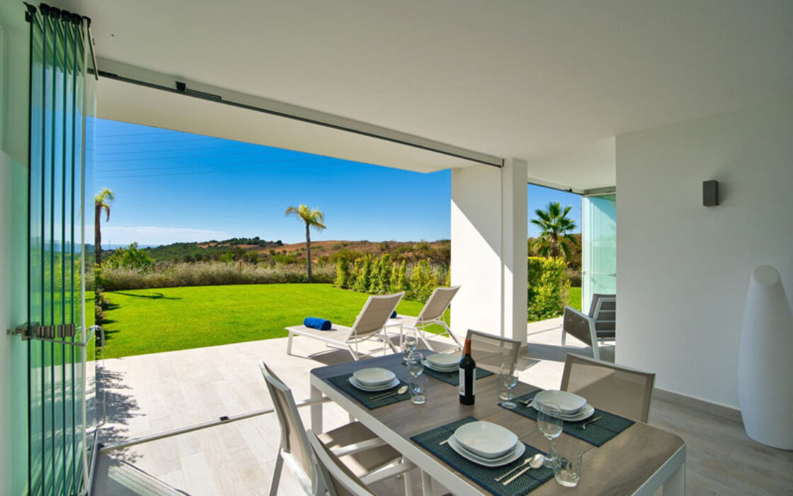 Квартира з терасою 106 кв.м на першому поверсі в Естепоні