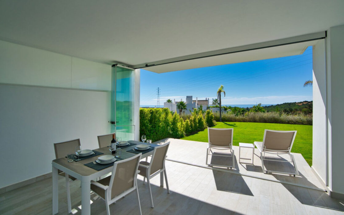 Квартира з терасою 106 кв.м на першому поверсі в Естепоні