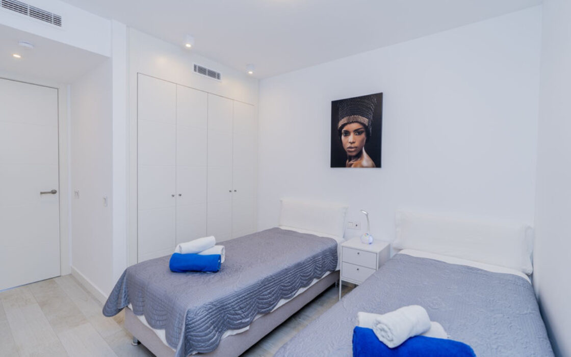 Квартира з терасою 106 кв.м на першому поверсі в Естепоні