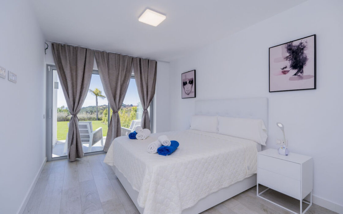 Квартира з терасою 106 кв.м на першому поверсі в Естепоні