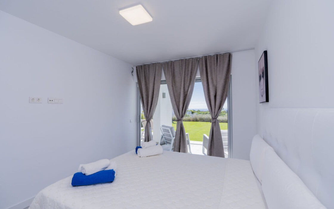 Квартира з терасою 106 кв.м на першому поверсі в Естепоні